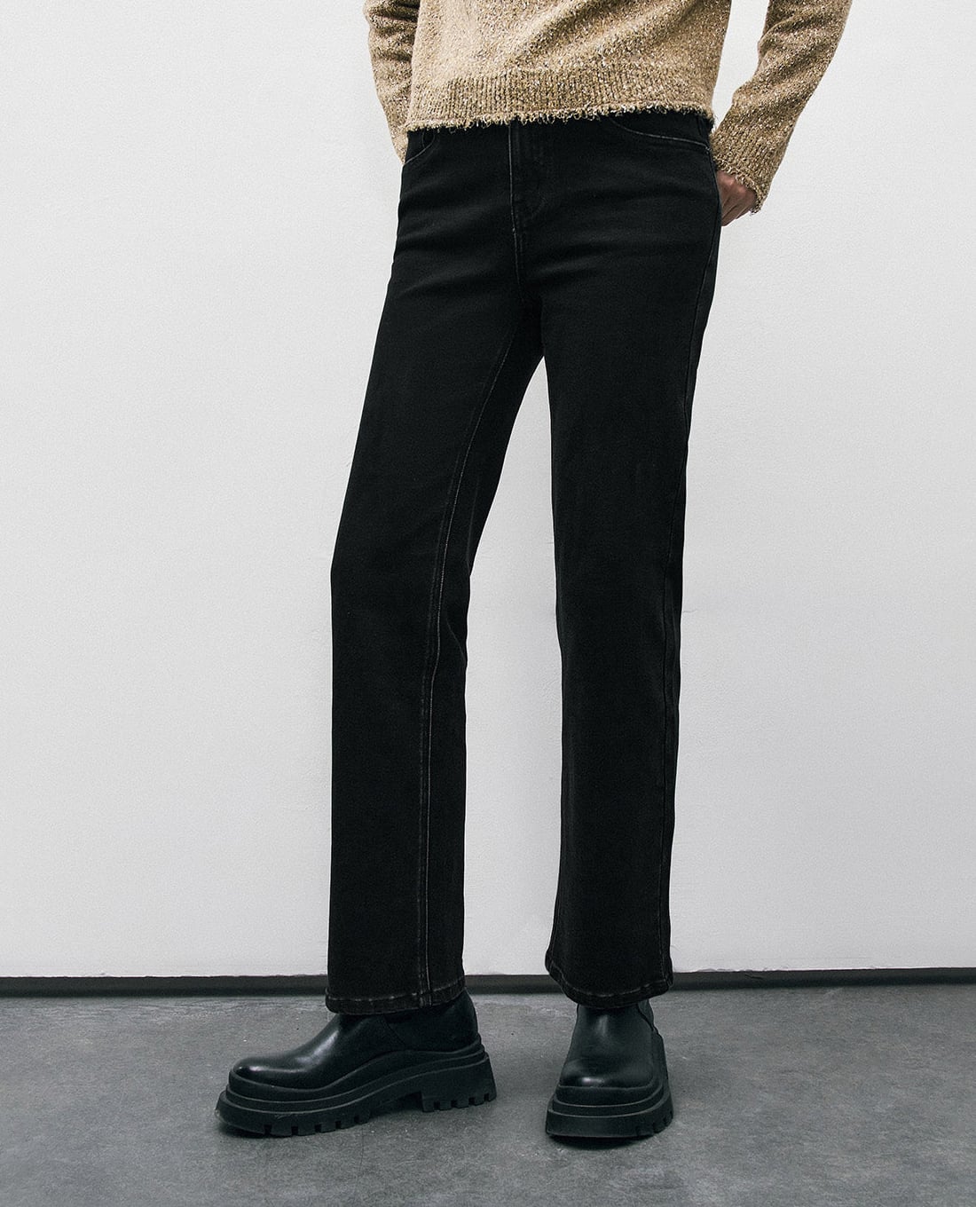 URBAN REVIVO - Quần jeans nữ ống đứng thanh lịch