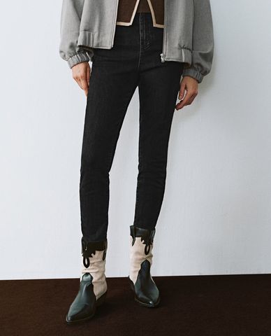  URBAN REVIVO - Quần jeans nữ phom ôm tôn dáng 