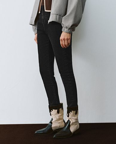  URBAN REVIVO - Quần jeans nữ phom ôm tôn dáng 