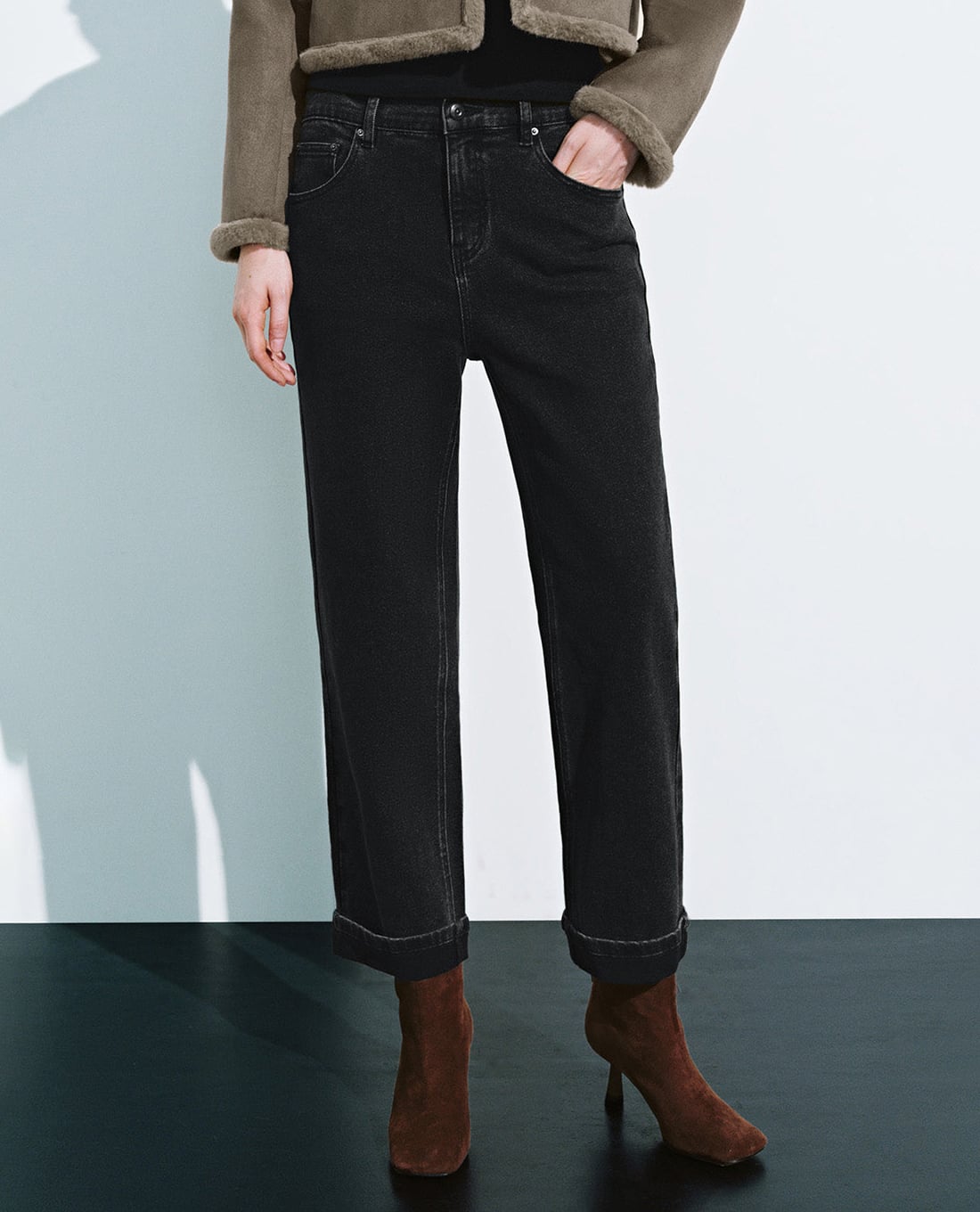 URBAN REVIVO - Quần jeans nữ ống đứng hiện đại