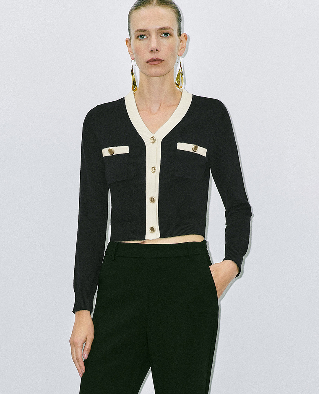 URBAN REVIVO - Áo khoác cardigan nữ cổ V tay dài Button Up
