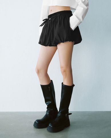  URBAN REVIVO - Quần short nữ giả váy phối nơ nữ tính 