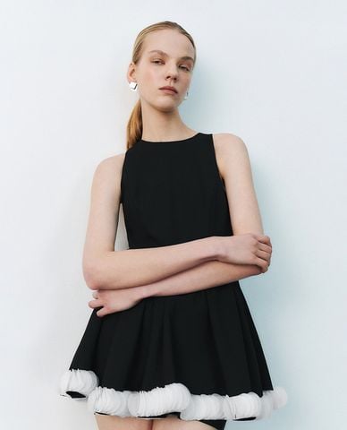  URBAN REVIVO - Đầm sát nách mini cổ tròn hiện đại 