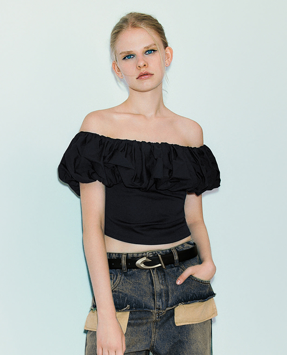 URBAN REVIVO - Áo trễ vai nữ phom croptop Ruffle