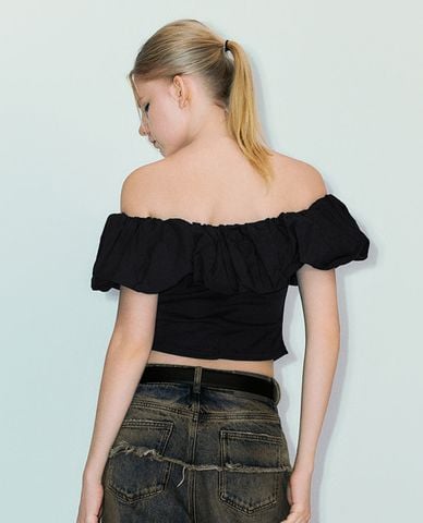  URBAN REVIVO - Áo trễ vai nữ phom croptop Ruffle 