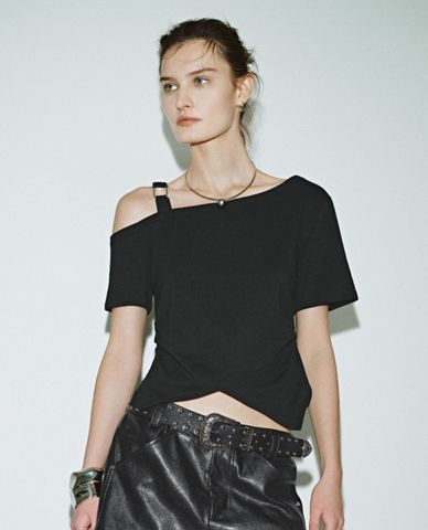  URBAN REVIVO - Áo trễ vai nữ phối dây cá tính 