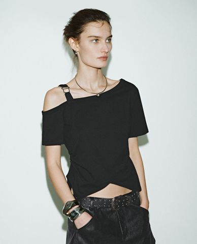  URBAN REVIVO - Áo trễ vai nữ phối dây cá tính 