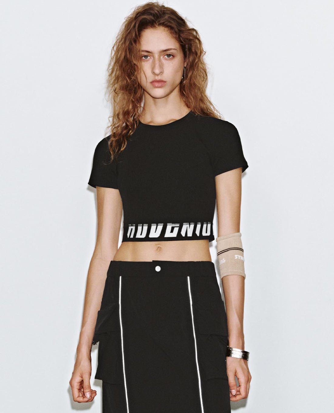 URBAN REVIVO - Áo croptop nữ cổ tròn tay ngắn