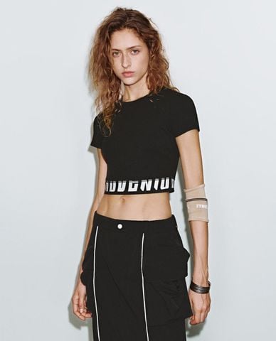  URBAN REVIVO - Áo croptop nữ cổ tròn tay ngắn 