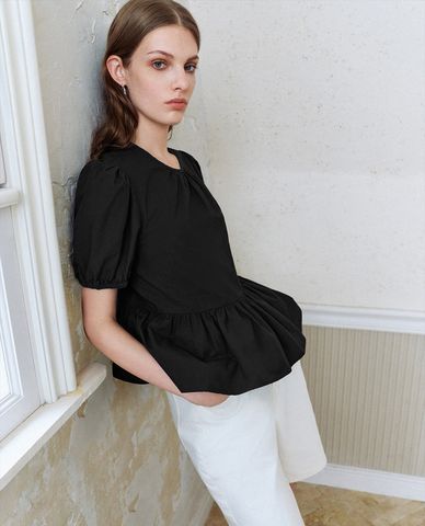  URBAN REVIVO - Áo kiểu nữ cổ tròn tay ngắn xếp li Skater 