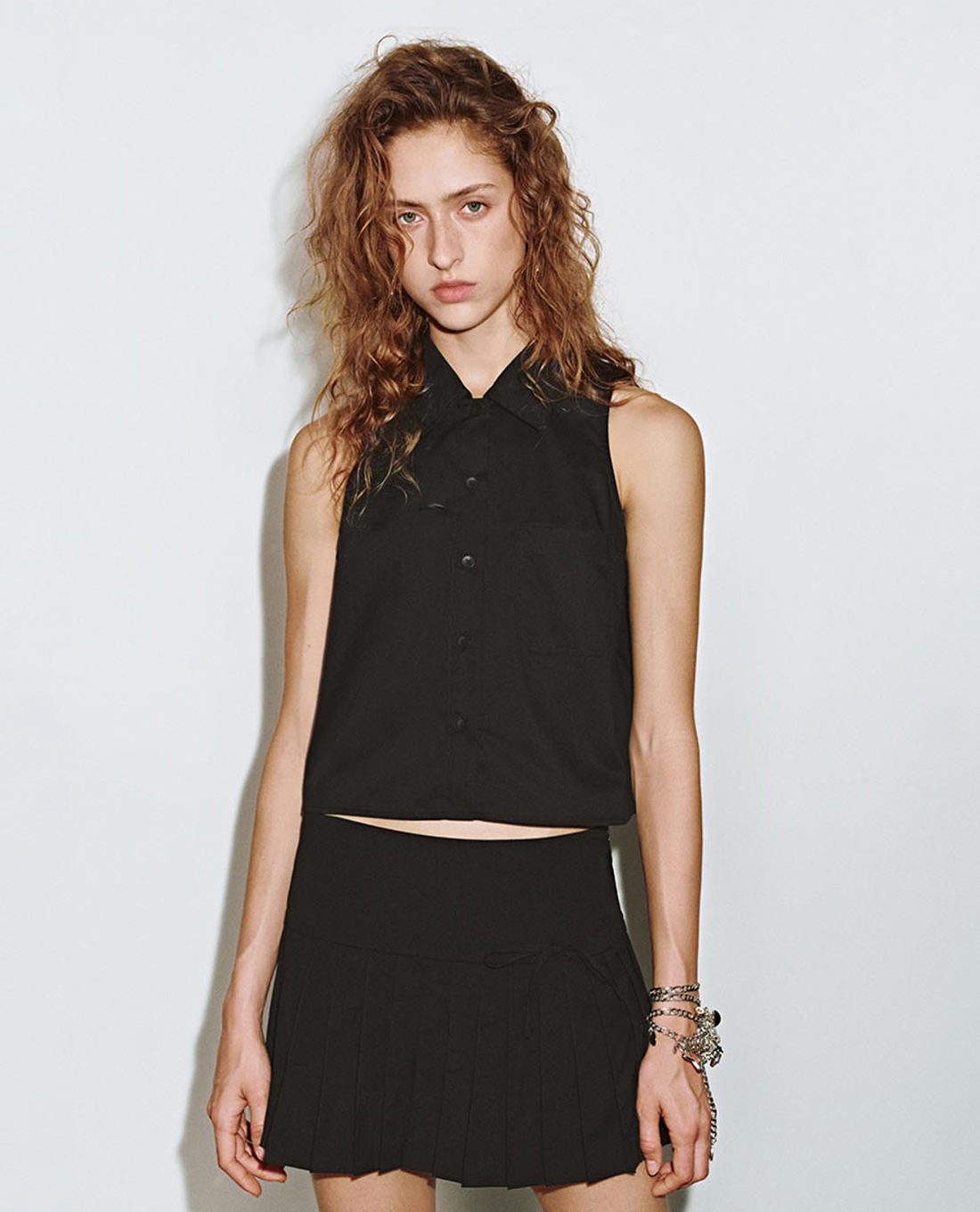 URBAN REVIVO - Áo sát nách nữ cổ bẻ phom croptop