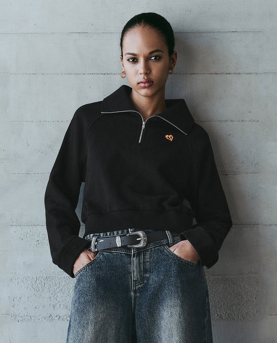 URBAN REVIVO - Áo sweatshirt nữ cổ V tay dài Zip Up Front Loose