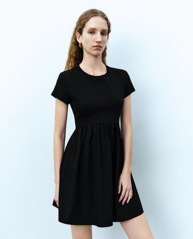  URBAN REVIVO - Đầm xếp li mini cổ tròn tay ngắn 