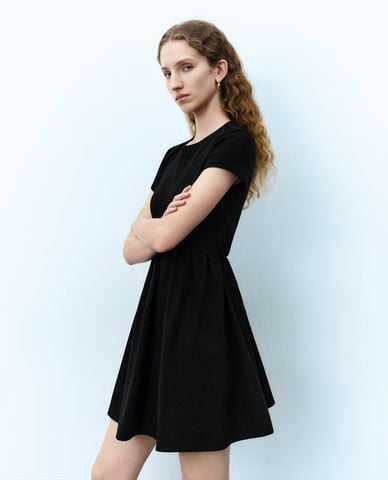  URBAN REVIVO - Đầm xếp li mini cổ tròn tay ngắn 