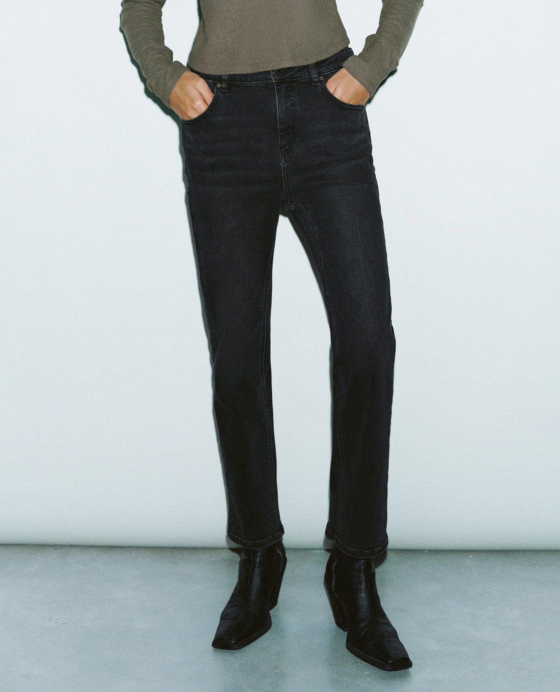 URBAN REVIVO - Quần jeans nữ ống đứng thanh lịch