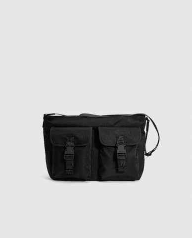  URBAN REVIVO - Túi đeo chéo nam phom hình thang hiện đại 