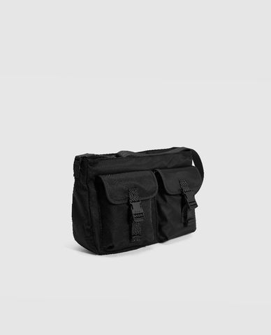  URBAN REVIVO - Túi đeo chéo nam phom hình thang hiện đại 