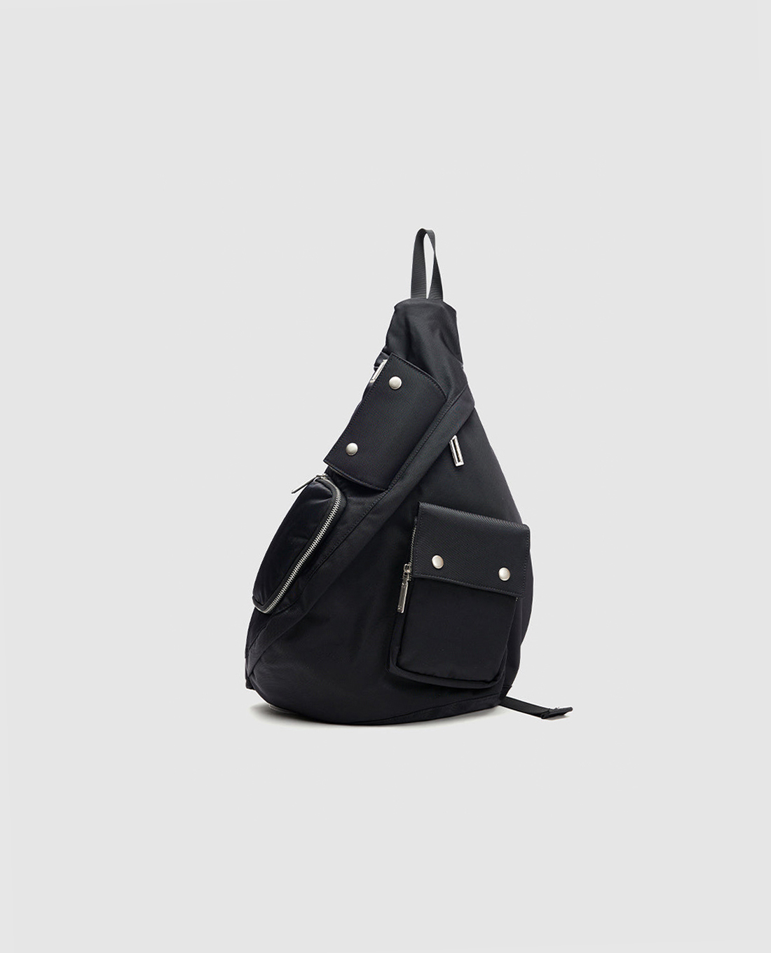 URBAN REVIVO - Túi đeo chéo nữ phối zip Multi Pocket