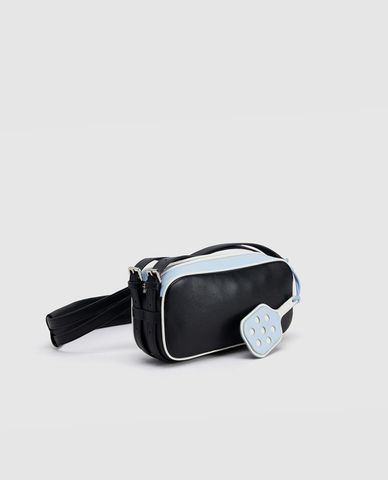  URBAN REVIVO - Túi đeo vai nữ phom chữ nhật phối charm 