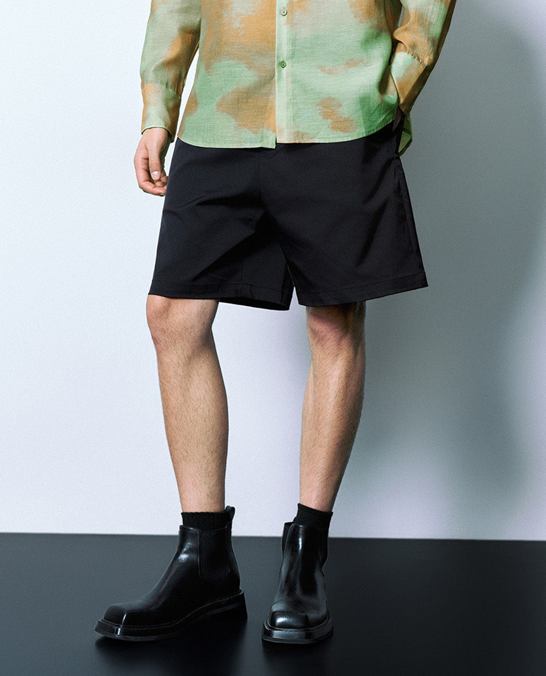 URBAN REVIVO - Quần short nam ngang gối lưng thun phối dây rút Loose