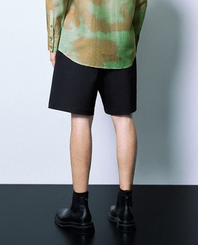  URBAN REVIVO - Quần short nam ngang gối lưng thun phối dây rút Loose 