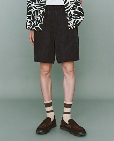  URBAN REVIVO - Quần short nam ngang gối phối dây rút 