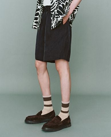  URBAN REVIVO - Quần short nam ngang gối phối dây rút 