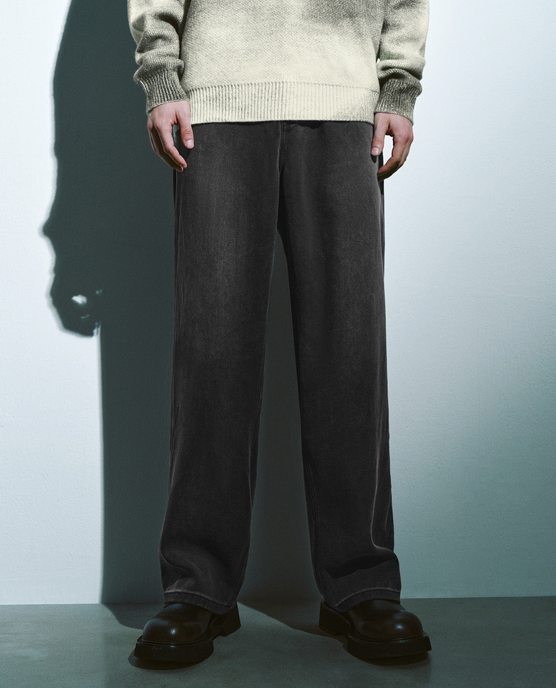 URBAN REVIVO - Quần jeans nam ống đứng năng động Straight