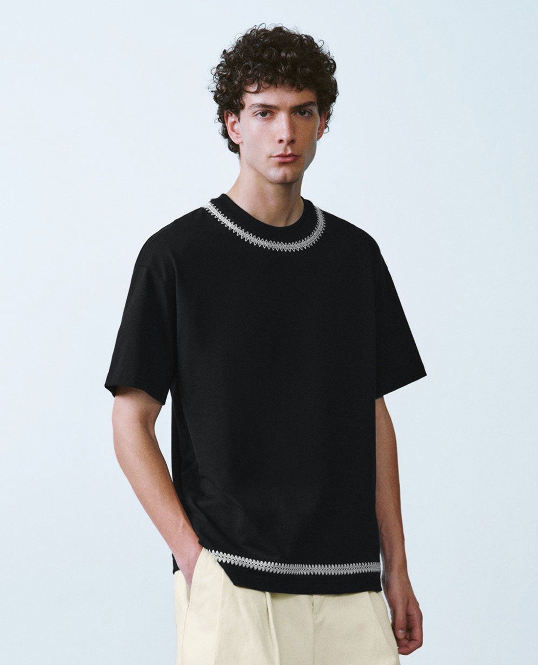 URBAN REVIVO - Áo thun nam cổ tròn tay ngắn Straight Cut