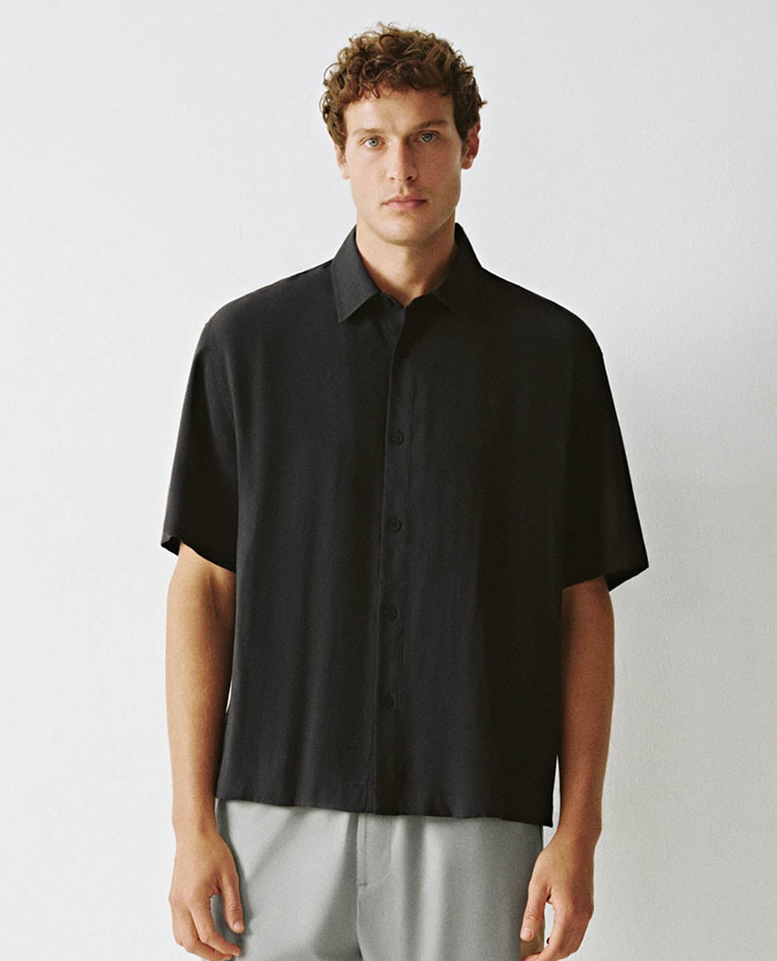 URBAN REVIVO - Áo sơ mi nam cổ bẻ tay ngắn hiện đại