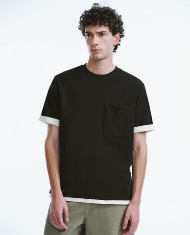  URBAN REVIVO - Áo thun nam cổ tròn tay ngắn phối túi Straight 