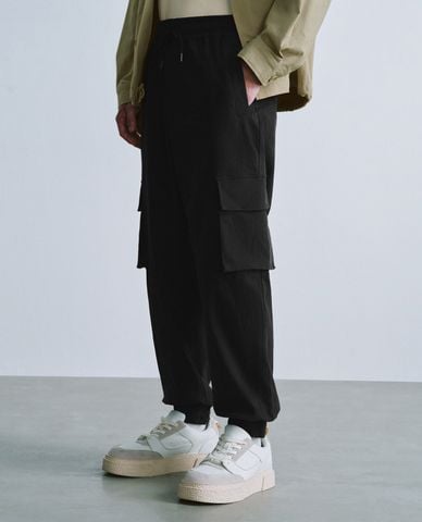  URBAN REVIVO - Quần nam ống rộng lưng thun phối túi hộp thời trang 
