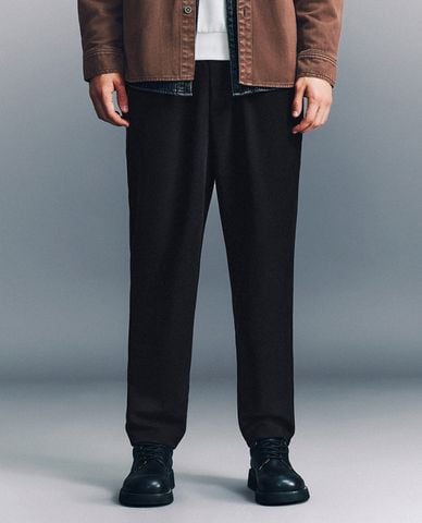  URBAN REVIVO - Quần nam ống đứng lưng thun Carrot Fit 