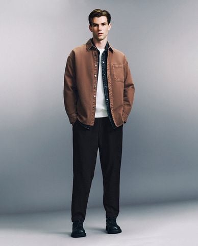  URBAN REVIVO - Quần nam ống đứng lưng thun Carrot Fit 