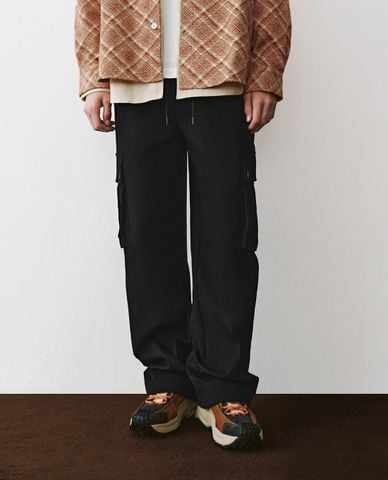  URBAN REVIVO - Quần nam ổng rộng phối túi hộp cá tính 