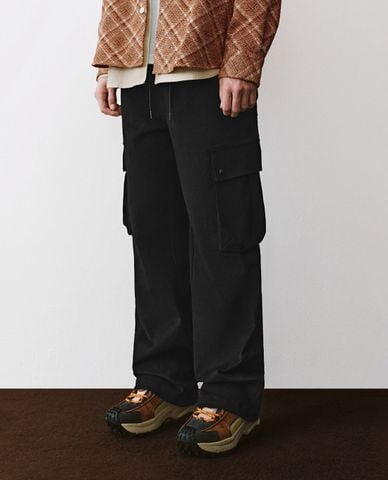  URBAN REVIVO - Quần nam ổng rộng phối túi hộp cá tính 