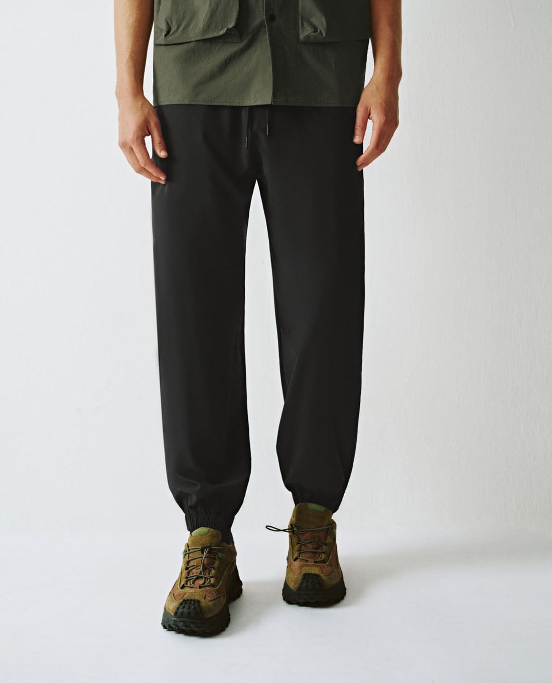 URBAN REVIVO - Quần jogger nam lưng thun phối dây rút