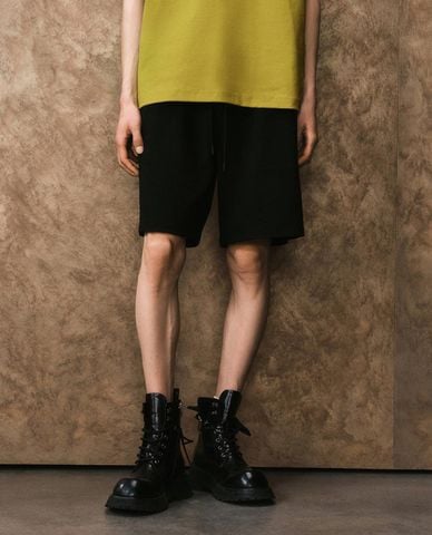  URBAN REVIVO - Quần short nam ống rộng lưng thun 