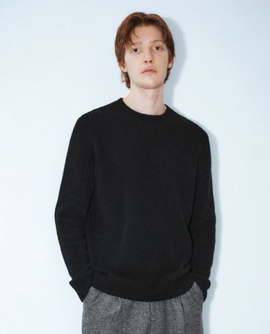  URBAN REVIVO - Áo dệt kim nam cổ tròn tay dài phom suông 