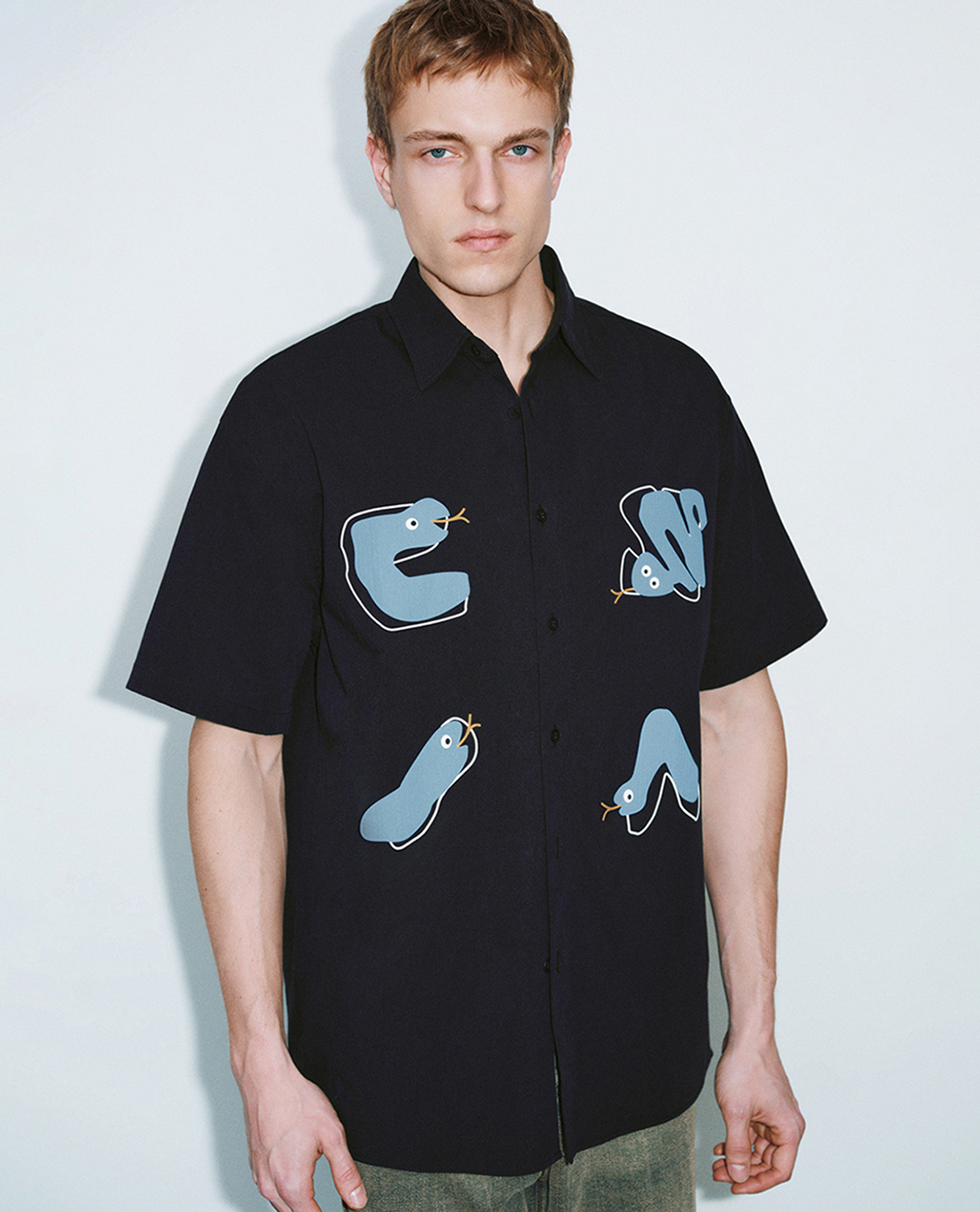 URBAN REVIVO - Áo sơ mi nam cổ bẻ tay ngắn in họa tiết