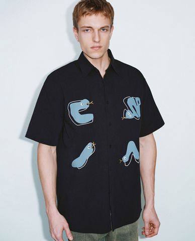  URBAN REVIVO - Áo sơ mi nam cổ bẻ tay ngắn in họa tiết 