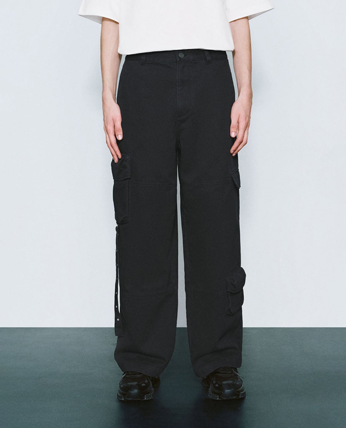 URBAN REVIVO - Quần nam ống rộng phối túi hộp