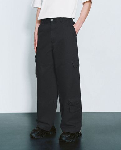  URBAN REVIVO - Quần nam ống rộng phối túi hộp 