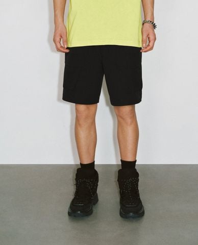  URBAN REVIVO - Quần short nam ngang gối lưng thun 