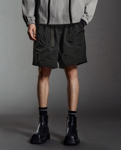  URBAN REVIVO - Quần short nam ống rộng cá tính 