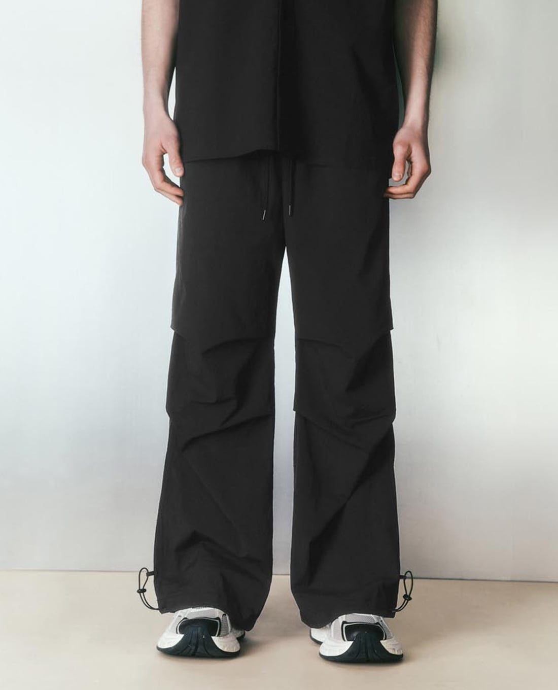 URBAN REVIVO - Quần nam ống rộng phối dây rút