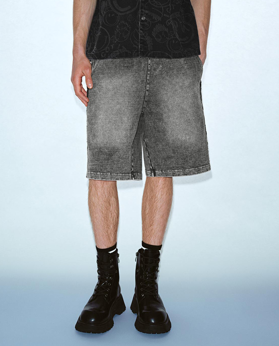 URBAN REVIVO - Quần short jeans nam lưng thun wash bạc Vogue