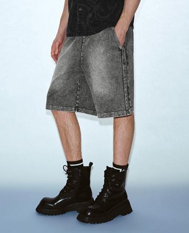  URBAN REVIVO - Quần short jeans nam lưng thun wash bạc Vogue 