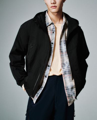  URBAN REVIVO - Áo khoác nam phối mũ hiện đại 