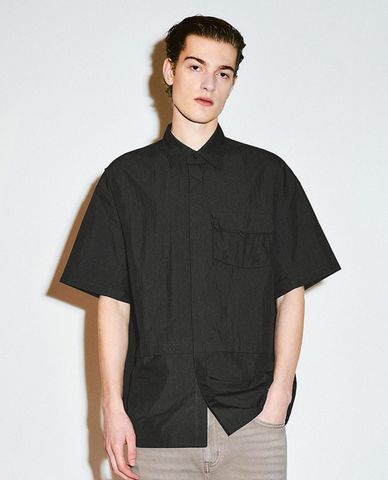  URBAN REVIVO - Áo sơ mi nam cổ bẻ tay ngắn hiện đại 